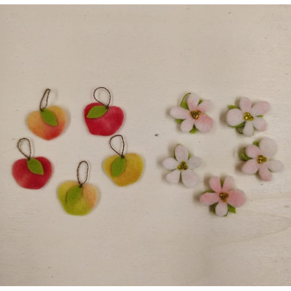 Vilten bloesems en appeltjes bij de boom